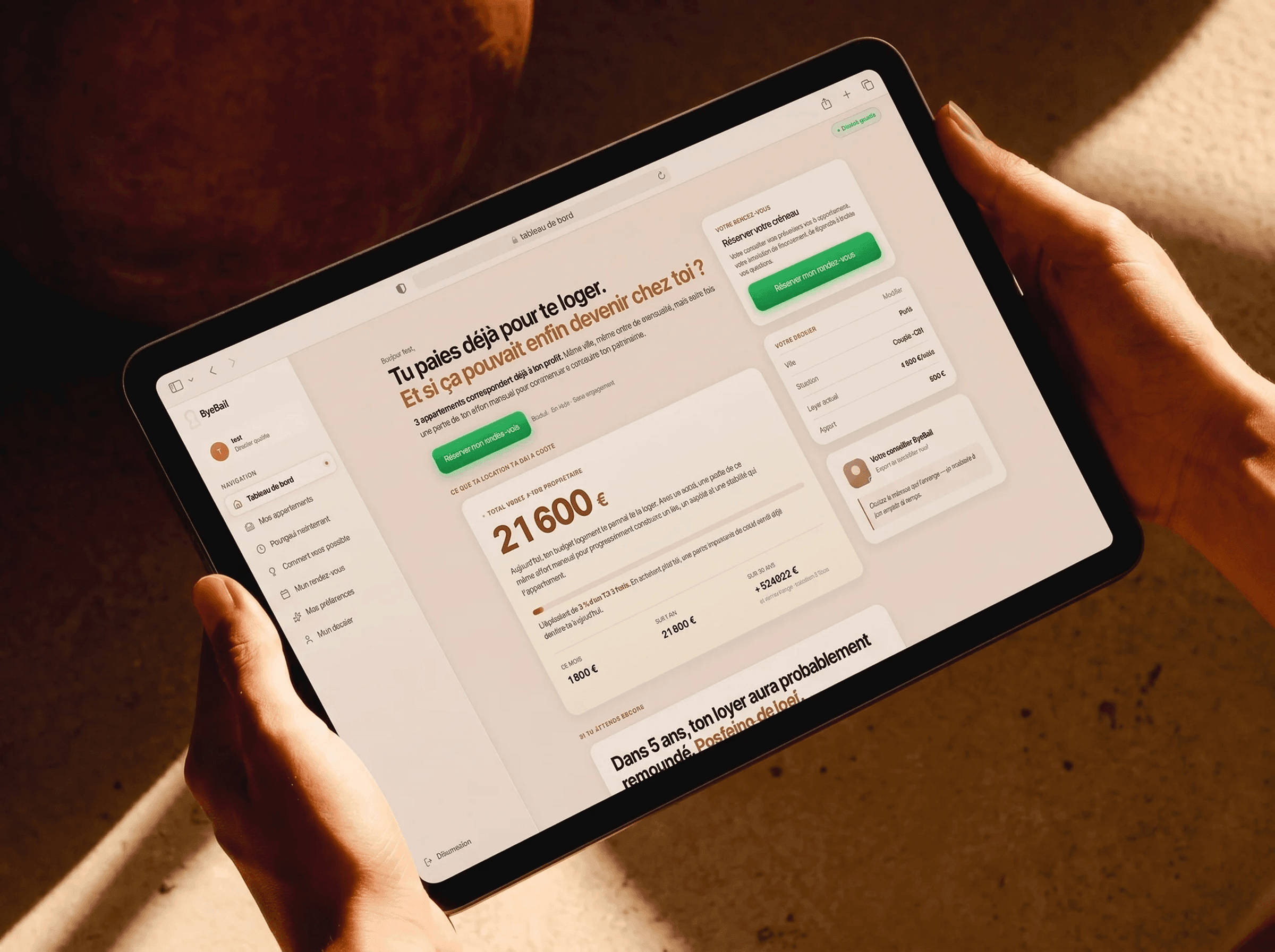 Tableau de bord ByeBail sur tablette — main tenant un iPad affichant le dashboard locataire