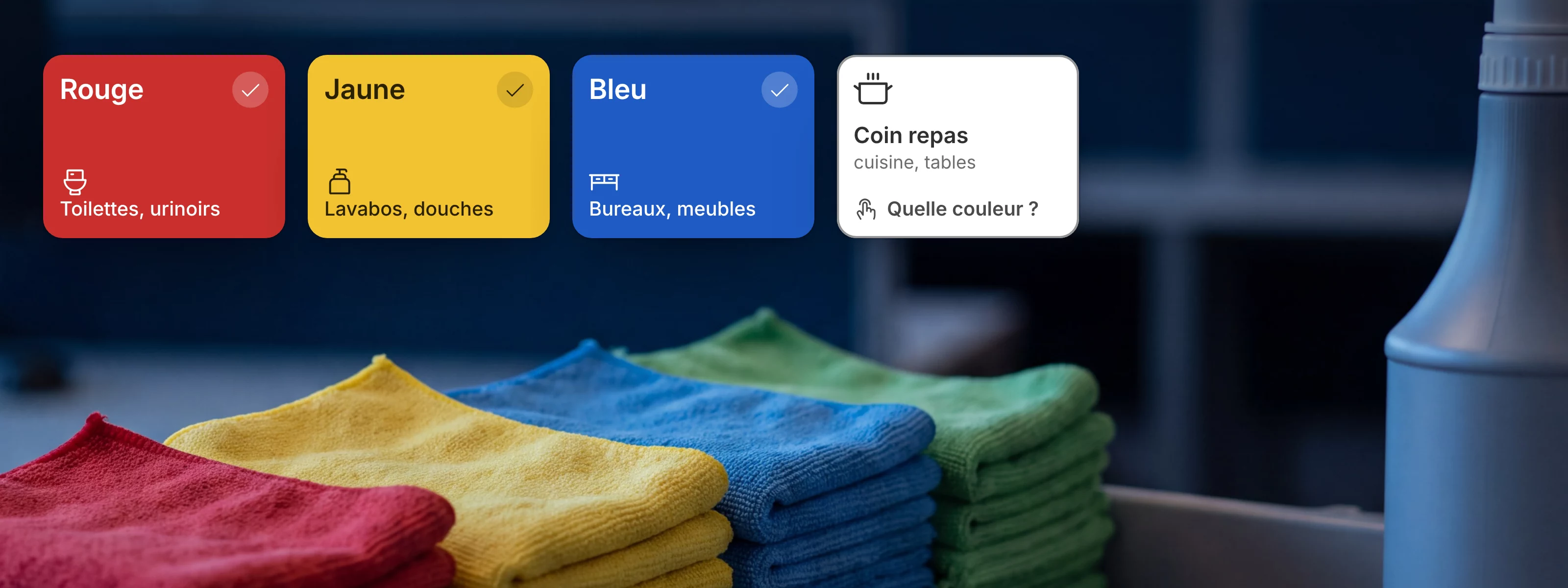 Le code couleur au-dessus des quatre piles de microfibres : rouge pour les toilettes, jaune pour les lavabos, bleu pour les bureaux, et la carte du coin repas encore à retourner