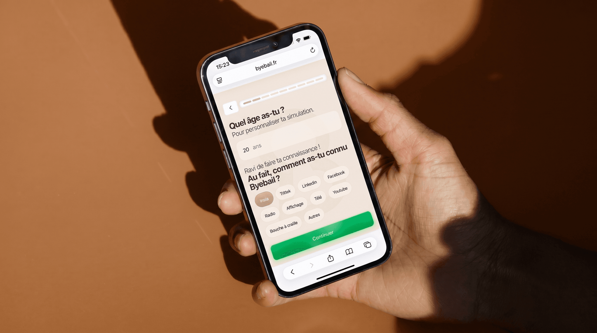 Quiz ByeBail sur mobile — main tenant un iPhone affichant le quiz byebail.fr