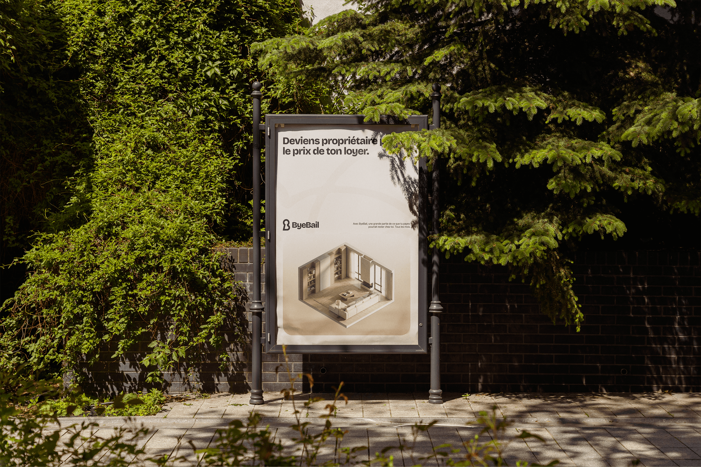 Affiche ByeBail dans la rue — « Deviens propriétaire pour le prix de ton loyer »